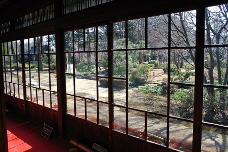 Grass window in Shoji style. The combination of grass and wooden lattice flame is unique.