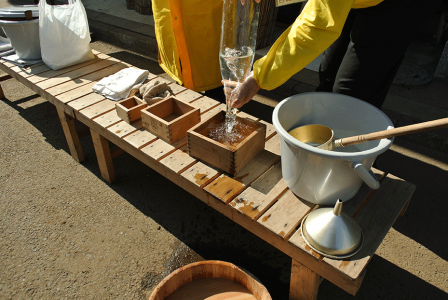 Volunteer group will show you how to measure by old scales called Masu.