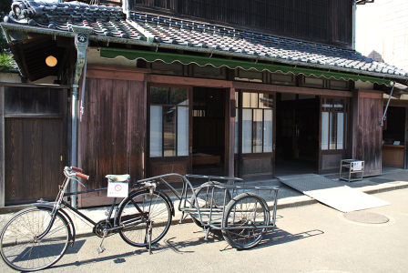 We can imagine how people carried the goods those days.