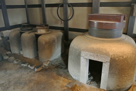 People in old days used fire to boil rice. Very big!