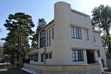 Tokiwadai Photo Studio has large frosted glass for lightning purpose.