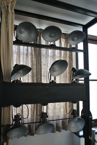 Light equipment was not good enough. So this studio uses many frosted grass as the window.