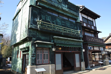 The front wall covered with copper plates is a feature of the kanban(signboard) style.