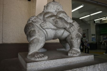 How many sumo statues can be found in the area?